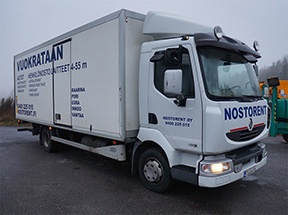 Muuttoauto perälavanostimella